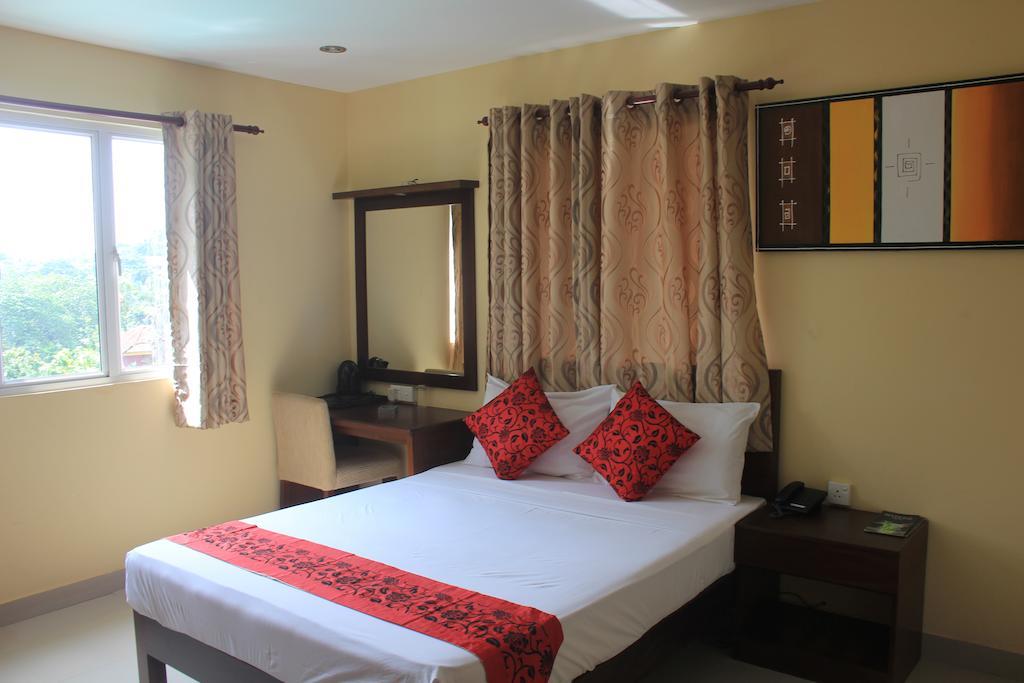 Grand 7 Hotel Thalawathugoda Talawatugoda Luaran gambar